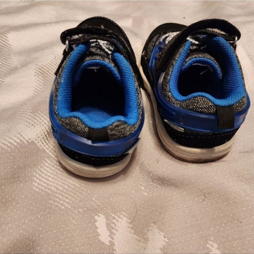 Toddler Boys 8t Sneakers, Like New. Worn Once.Blue. Osh Kosh - Picture 7 of 8